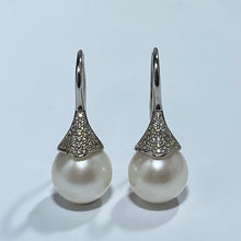 Load image into Gallery viewer, &#39;Aurora&#39; Freshwater Pearl Earrings
