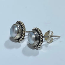 Load image into Gallery viewer, &#39;Eileen&#39; Freshwater Pearl Earrings
