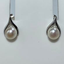 Load image into Gallery viewer, &#39;Ida&#39; Freshwater Pearl Earrings
