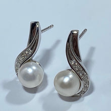 Load image into Gallery viewer, &#39;Inez&#39; Freshwater Pearl Earrings

