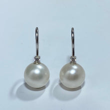 Load image into Gallery viewer, &#39;Mary&#39; Freshwater Pearl Earrings
