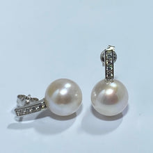 Load image into Gallery viewer, &#39;Sierra&#39; Freshwater Pearl Earrings
