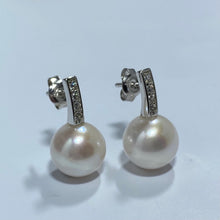 Load image into Gallery viewer, &#39;Sierra&#39; Freshwater Pearl Earrings
