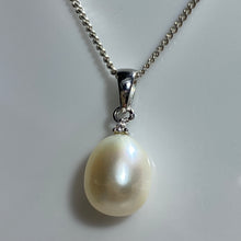Load image into Gallery viewer, &#39;Rani&#39; Freshwater pearl pendant
