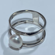 Load image into Gallery viewer, &#39;Pippi&#39; Freshwater Pearl Ring
