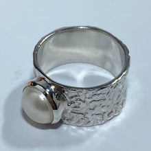 Load image into Gallery viewer, &#39;Alecia&#39; Freshwater Pearl Ring
