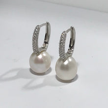 Load image into Gallery viewer, &#39;Willow&#39; Freshwater Pearl Earrings
