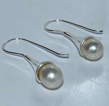 Load image into Gallery viewer, &#39;Roxie&#39; Freshwater Pearl Earrings

