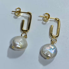 Load image into Gallery viewer, &#39;Alabar&#39; Freshwater Coin Pearl Earrings
