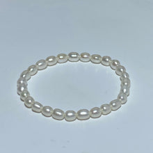 Load image into Gallery viewer, Elastic &#39;Baby&#39; Freshwater Pearl Bracelet
