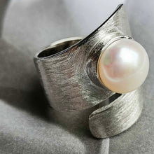 Load image into Gallery viewer, &#39;Twist&#39; Freshwater Pearl Ring

