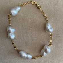 Load image into Gallery viewer, &#39;Kyoko&#39; Australian South Sea Keshi Pearl Bracelet
