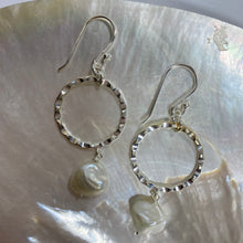 Load image into Gallery viewer, &quot;Minnie&quot; Freshwater Pearl Earrings
