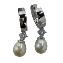 Load image into Gallery viewer, &#39;Alex&#39; Freshwater Pearl Huggie Earrings
