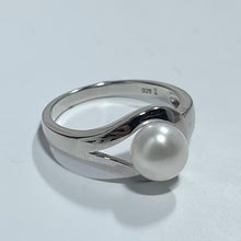 Load image into Gallery viewer, &#39;Barb&#39; Freshwater pearl ring
