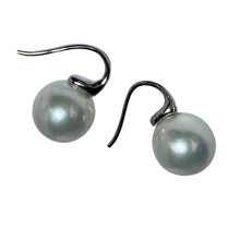 Load image into Gallery viewer, &#39;Suzy&#39; Freshwater Pearl Earrings
