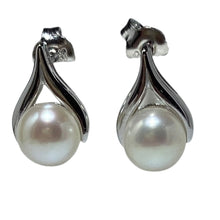 Load image into Gallery viewer, &#39;Ida&#39; Freshwater Pearl Earrings
