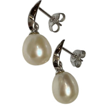 Load image into Gallery viewer, &#39;Bella&#39; Freshwater Pearl Earrings

