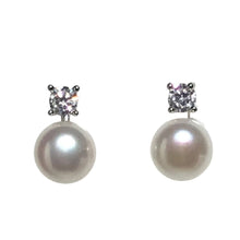 Load image into Gallery viewer, &#39;Luna&#39; Freshwater Pearl Earrings
