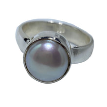 Load image into Gallery viewer, &#39;Conch&#39; Freshwater Pearl Ring
