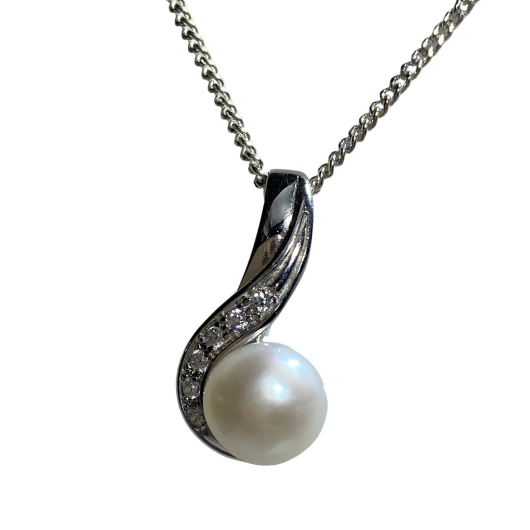 'Ginny' Freshwater pearl pendant