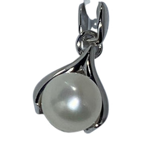 'Kaz' Freshwater pearl pendant