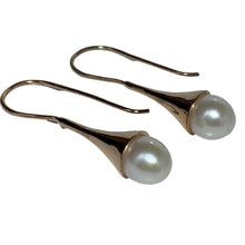 Load image into Gallery viewer, &#39;Roxie&#39; Freshwater Pearl Earrings
