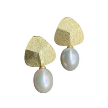 Load image into Gallery viewer, &#39;Facet&#39; Freshwater Pearl Earrings
