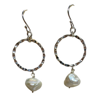 Load image into Gallery viewer, &quot;Minnie&quot; Freshwater Pearl Earrings
