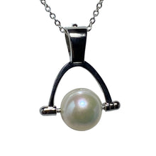 Load image into Gallery viewer, &#39;Quinn&#39; Freshwater Pearl Pendant
