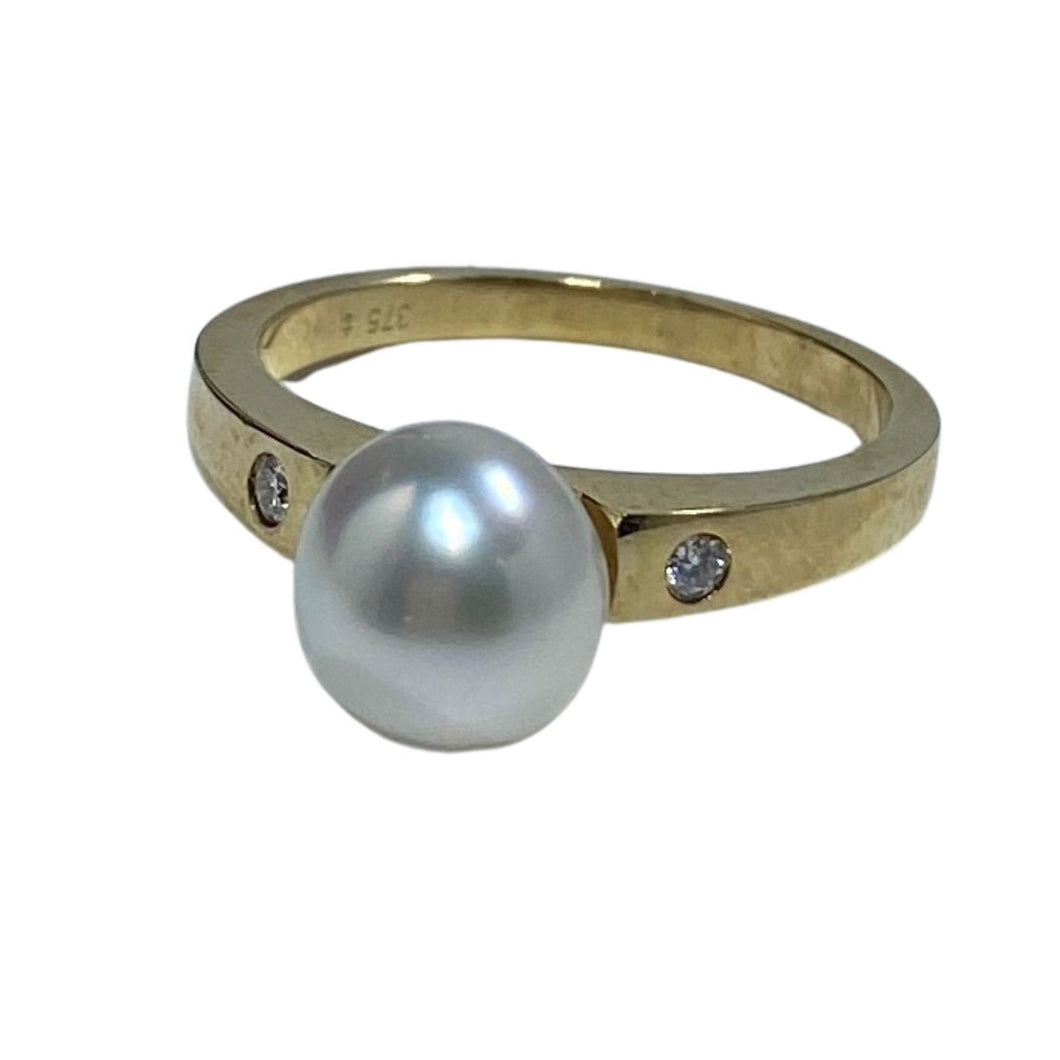 Australian South Sea Pearl, 9 Carat Yellow Gold ring, featuring two Diamonds (Total Diamond Weight 2=0.04 Carat)  GSI Quality  Round shape, 8.9mm in size, 
